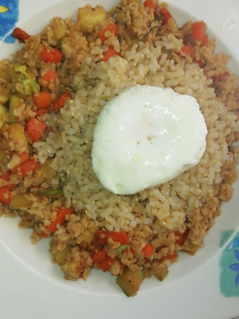 Verduras y soja texturizada con arroz y huevo poché