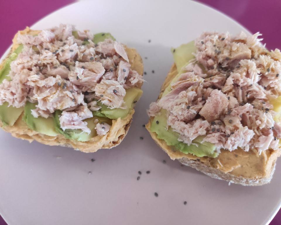Tostada con humus, aguacate y atún Tostada con humus, aguacate y atún