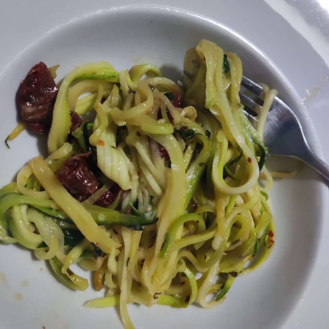 Spaghetti de calabacín y tomate seco Spaghetti de calabacín y tomate seco