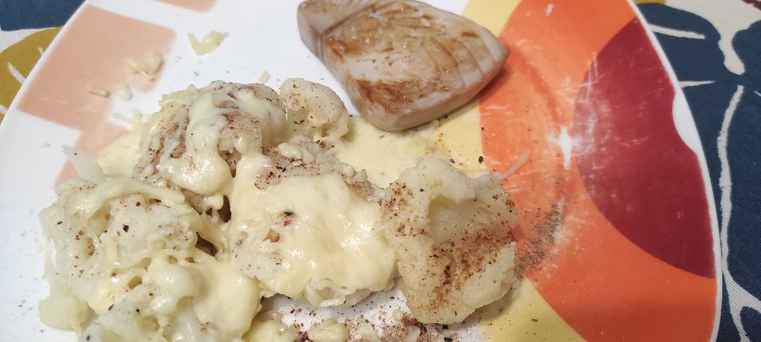 Coliflor gratinada u atún fresco a la plancha