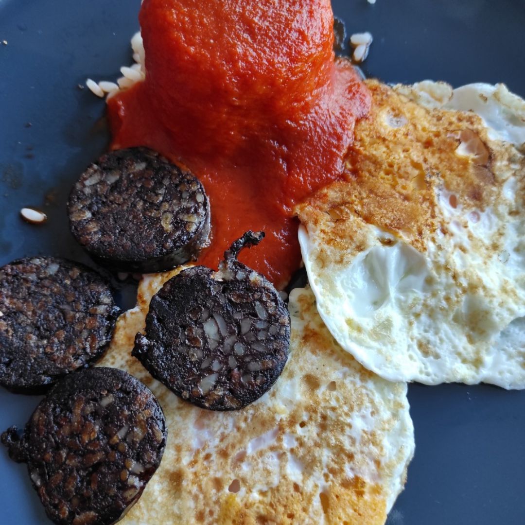 Arroz con tomate, huevos a la plancha y morcilla Arroz con tomate, huevos a la plancha y morcilla