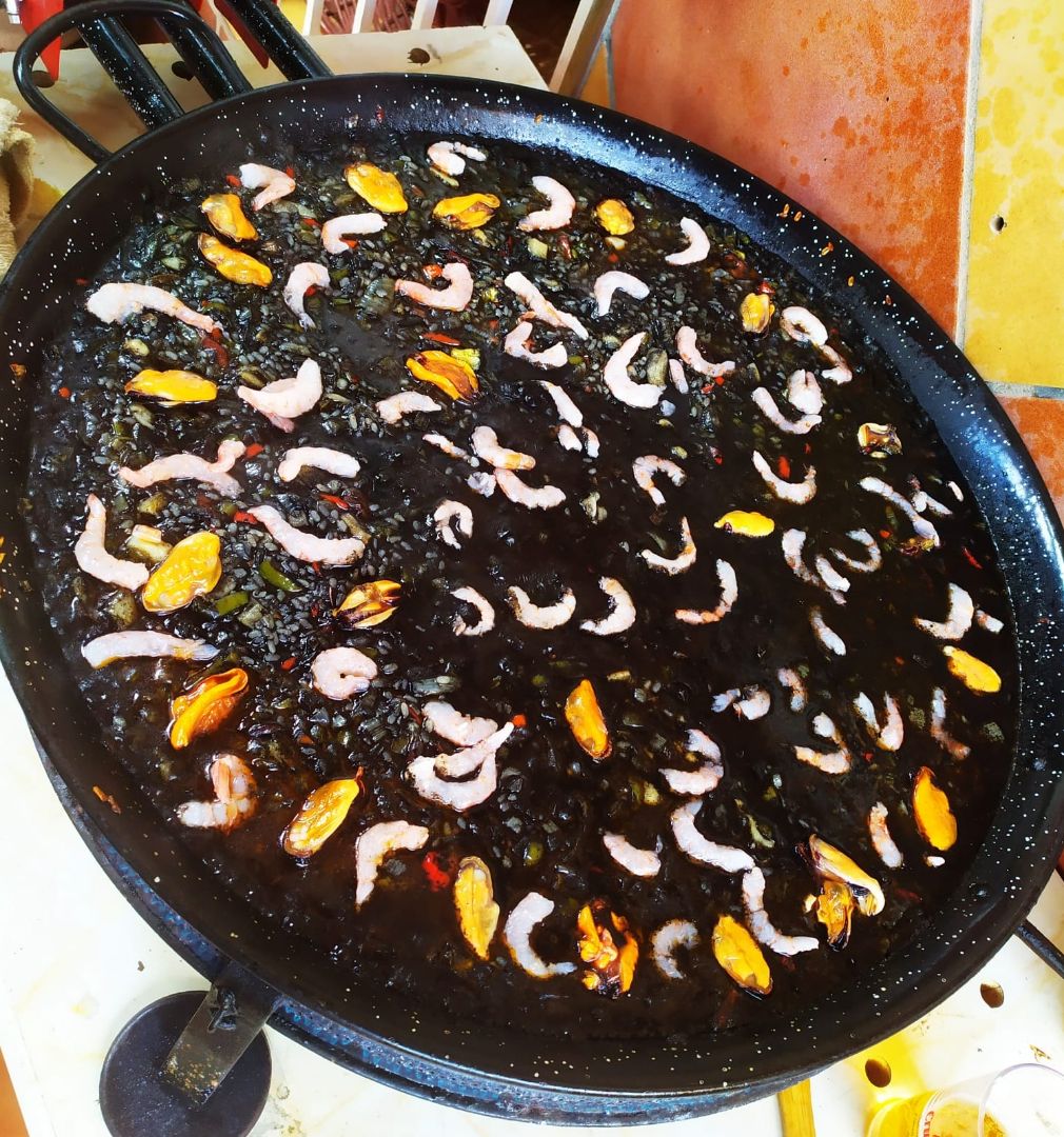 Arroz negro con gambas y mejillones Arroz negro con gambas y mejillones