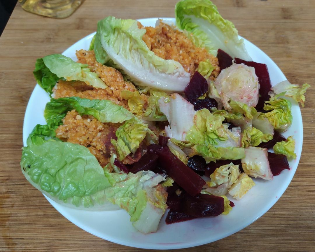 Cogollos rellenos de cous cous de coliflor y ensalada Cogollos rellenos de cous cous de coliflor y ensalada