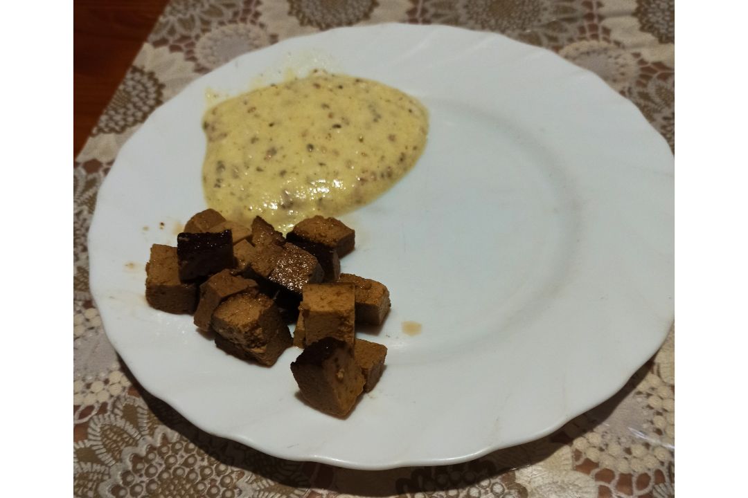 Salsa de yogur y tofu marinado. Salsa de yogur y tofu marinado.