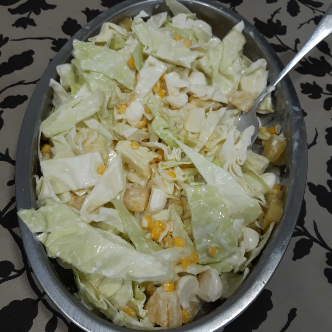 Ensalada fresca de repollo-maiz-piña-queso Ensalada fresca de repollo-maiz-piña-queso