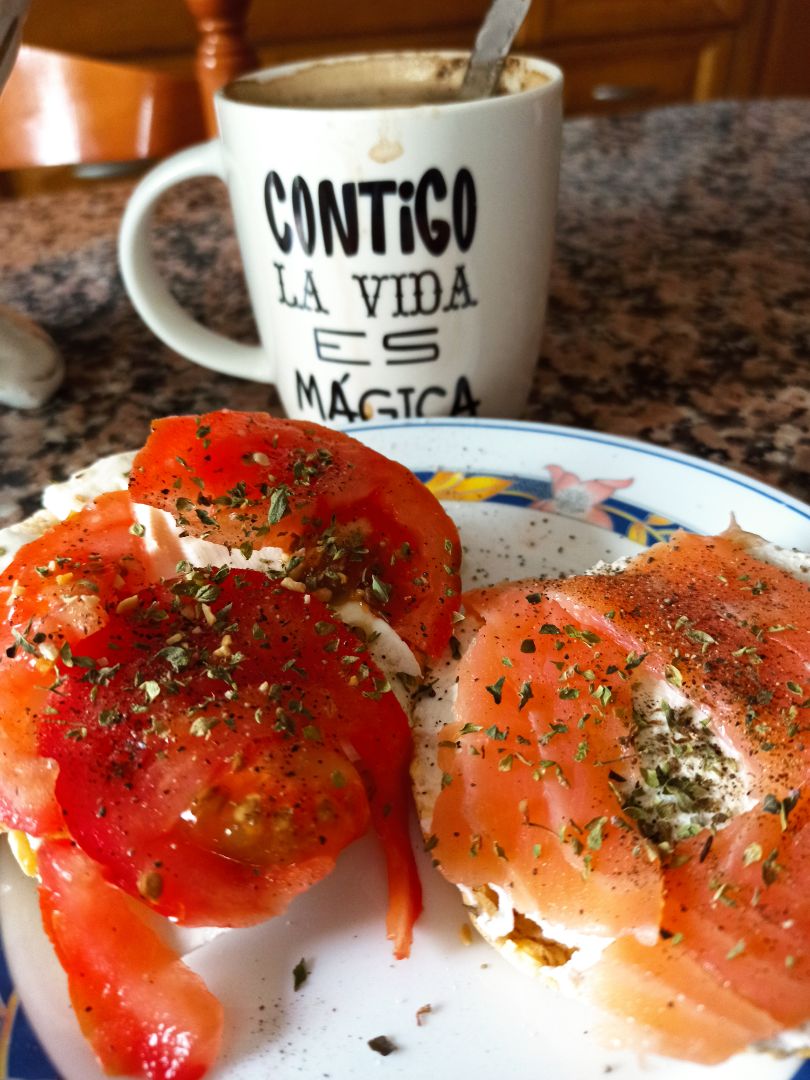 Mix de tostadas salmón/ricotta & queso fresco/tomate