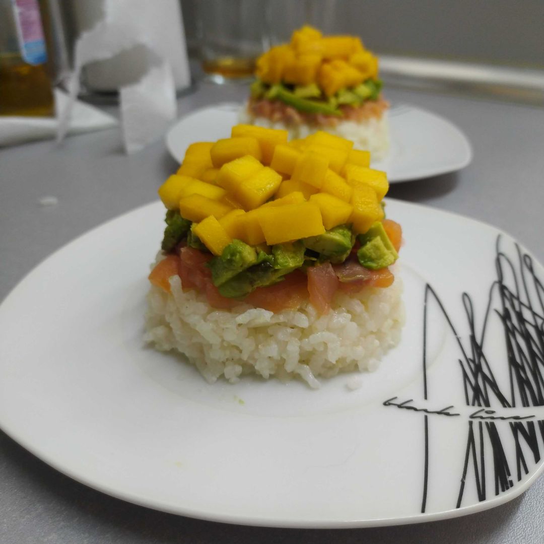 "Tartar" de salmón ahumado con aguacate y mango