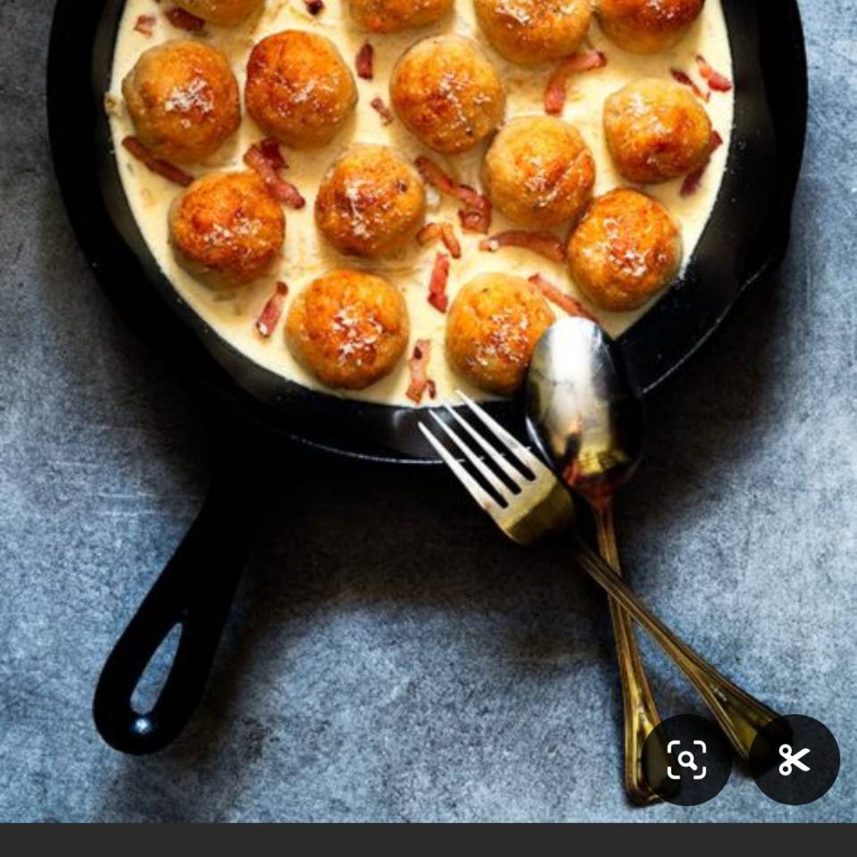Albóndigas de pollo rellenas de queso con salsa de queso