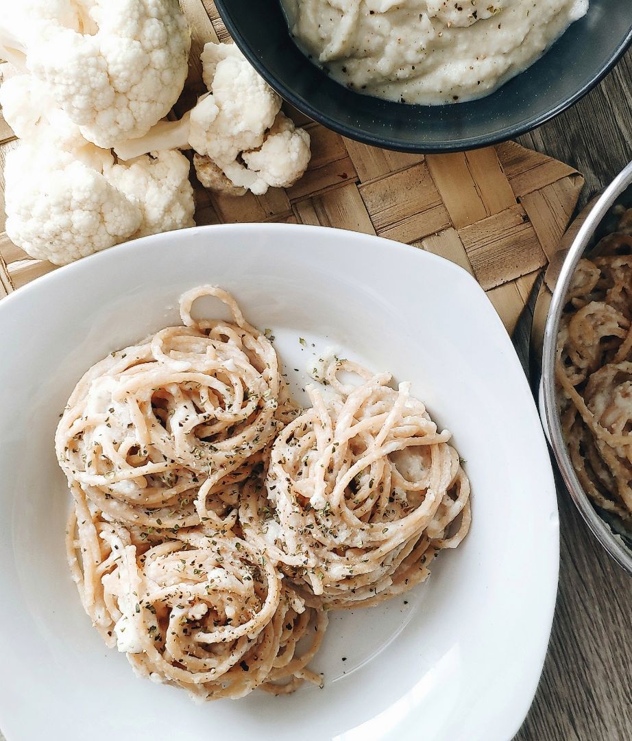 Pasta con salsa de coliflor y anacardos