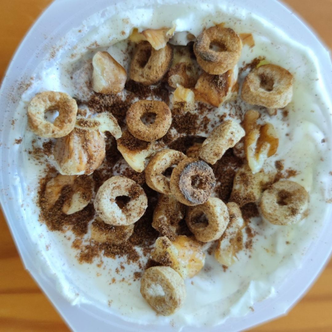 Bol de yogur con avena crunchy tostada, manzana y nueces