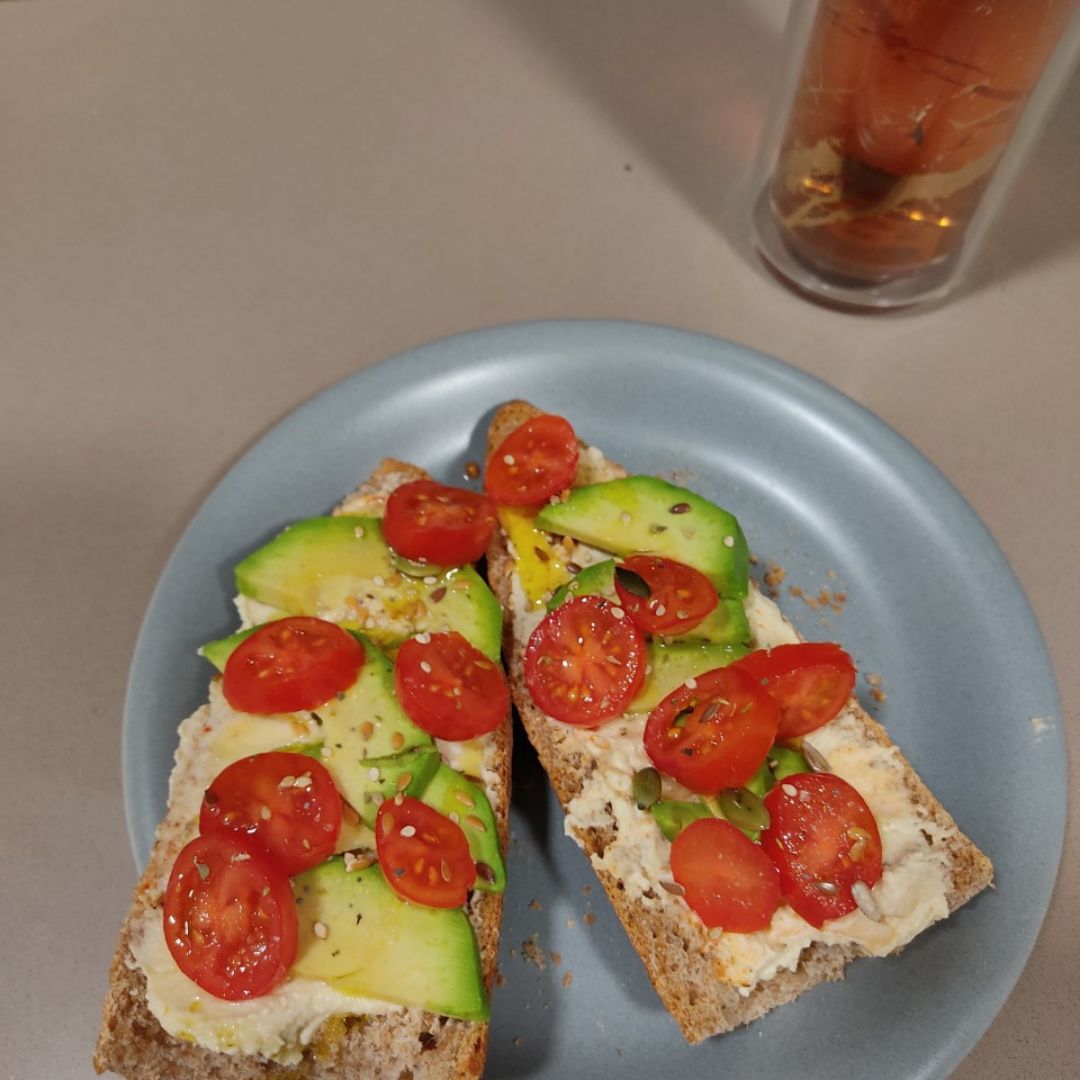 Pan integral con hummus, aguacate y cherrys❤️ Pan integral con hummus, aguacate y cherrys❤️