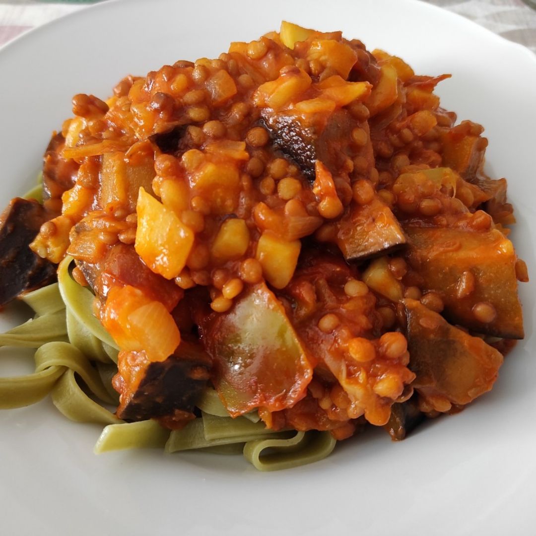 Pasta con boloñesa de lentejas