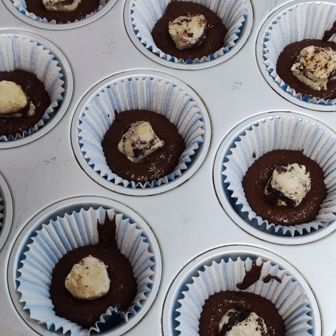 Muffins de cacao rellenos de crema de anacardos 🧁🍫 Paso 10 Muffins de cacao rellenos de crema de anacardos 🧁🍫 Paso 10