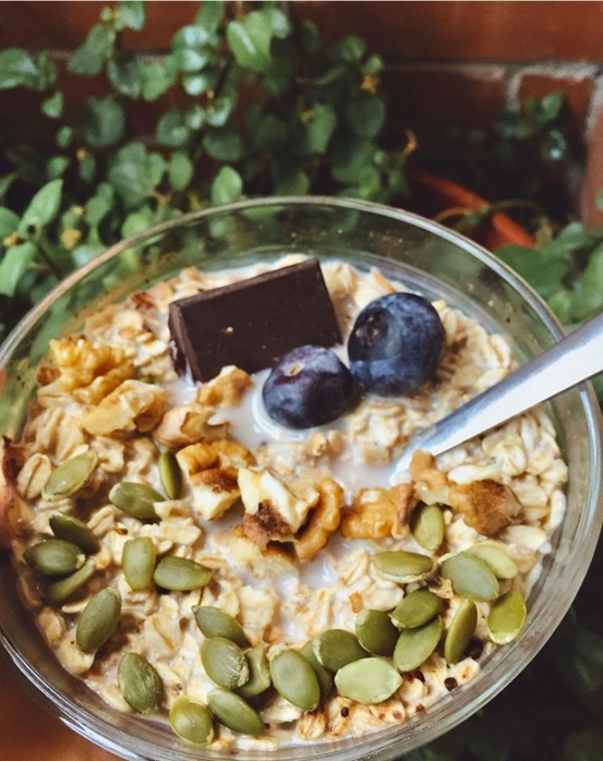 Bol de avena con frutos secos, fruta y chocolate