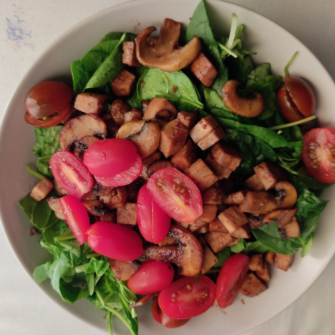Ensalada de tofu con salsa de soja Ensalada de tofu con salsa de soja