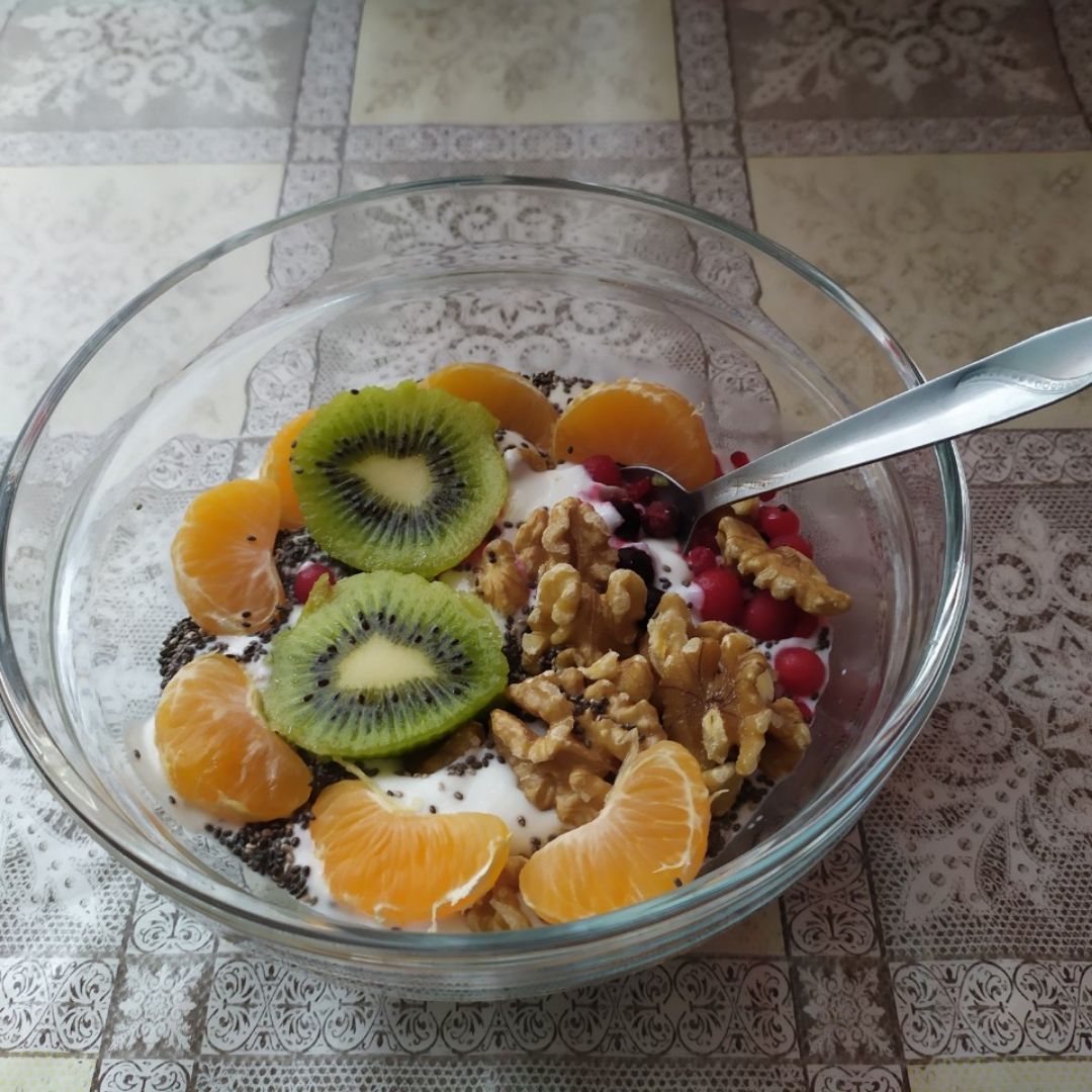 Bol de kéfir con frutas y nueces Bol de kéfir con frutas y nueces