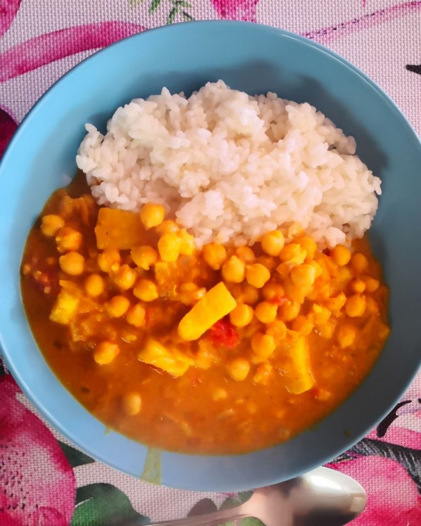 Guiso de garbanzos al curry con arroz Guiso de garbanzos al curry con arroz