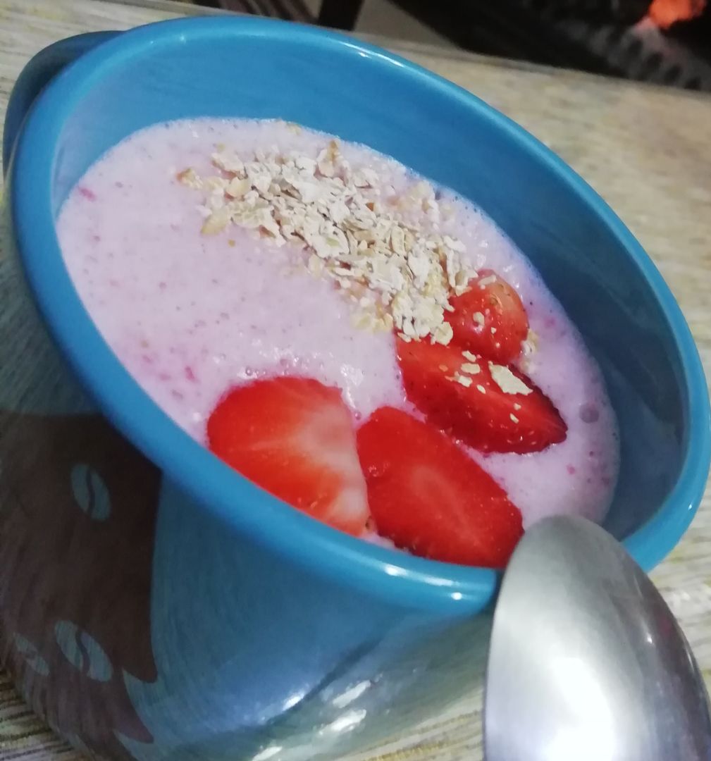 Taza de batido de fresa natural y avena
