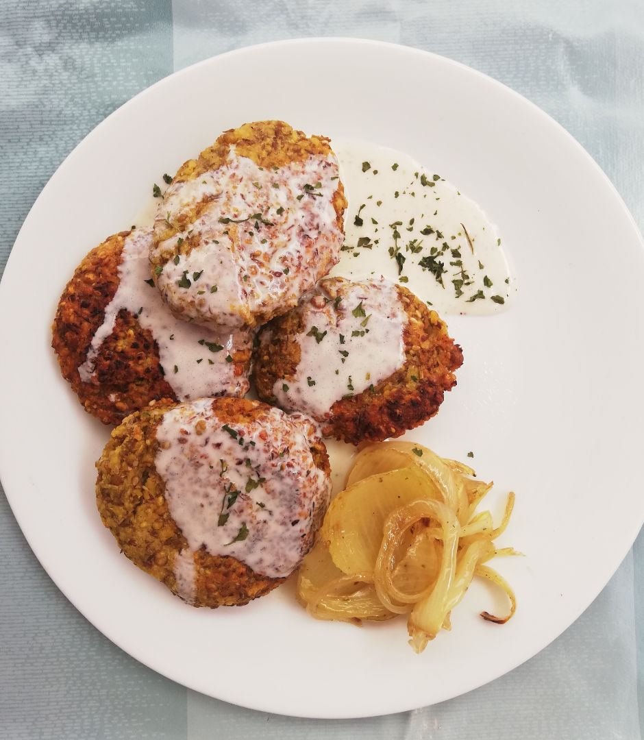 Falafel de lentejas con salsa de yogur 🌱 Falafel de lentejas con salsa de yogur 🌱