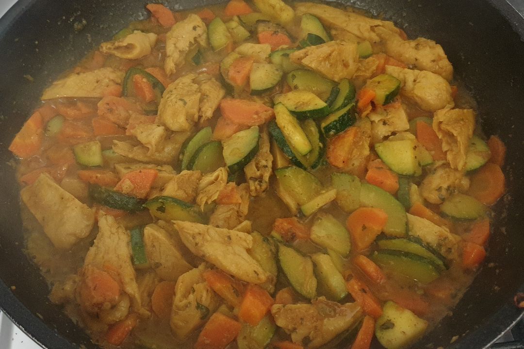 Veggie curry de verduras y heura con arroz integral🌱 Paso 1 Veggie curry de verduras y heura con arroz integral🌱 Paso 1