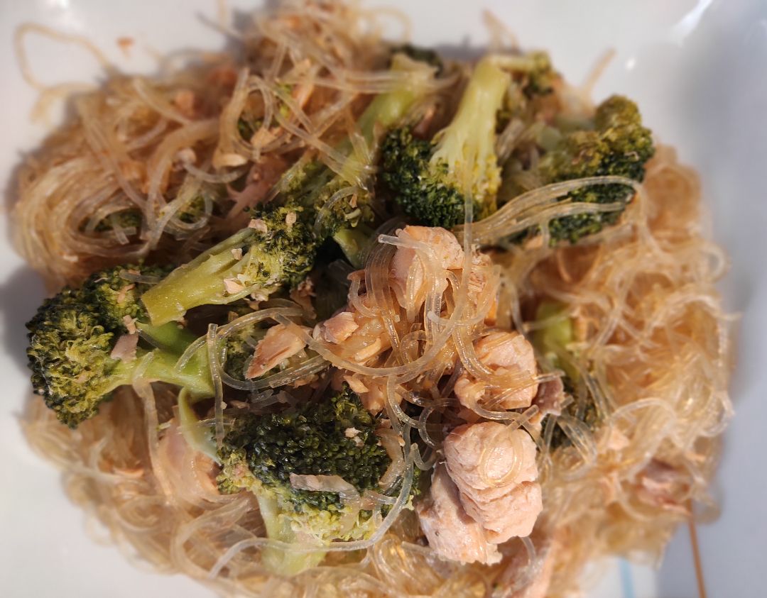 Fideos orientales con brócoli y salmón Fideos orientales con brócoli y salmón