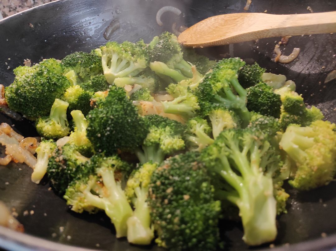 Fideos orientales con brócoli y salmón Paso 1 Fideos orientales con brócoli y salmón Paso 1