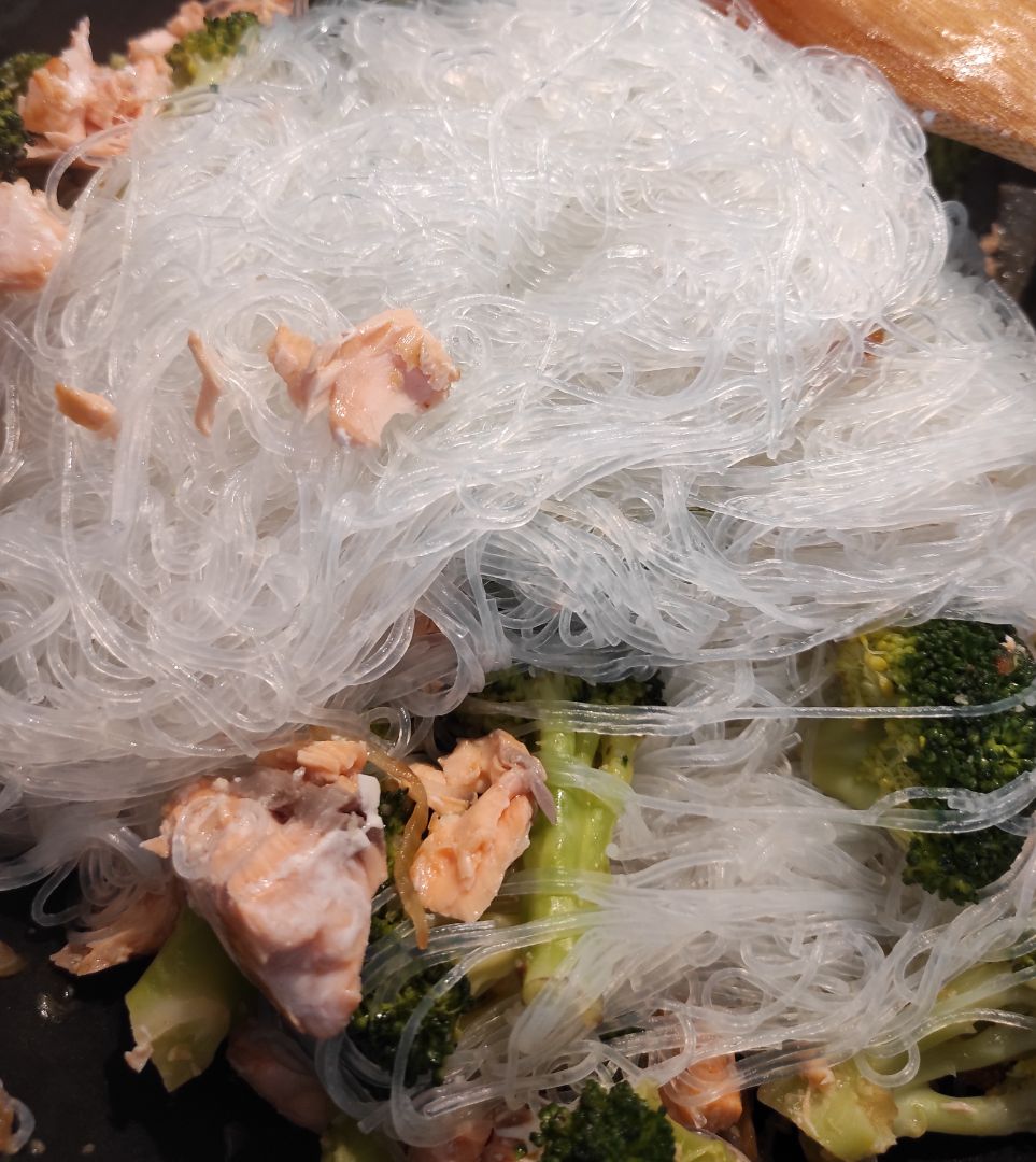 Fideos orientales con brócoli y salmón Paso 2 Fideos orientales con brócoli y salmón Paso 2