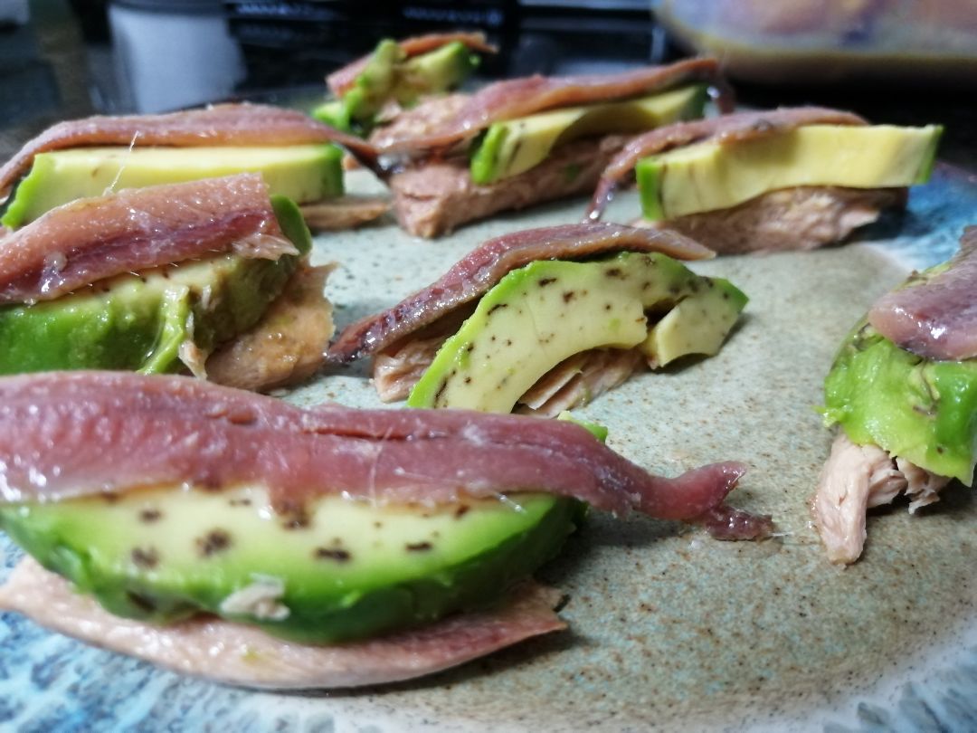Montadito de ventresca, aguacate y anchoa Montadito de ventresca, aguacate y anchoa