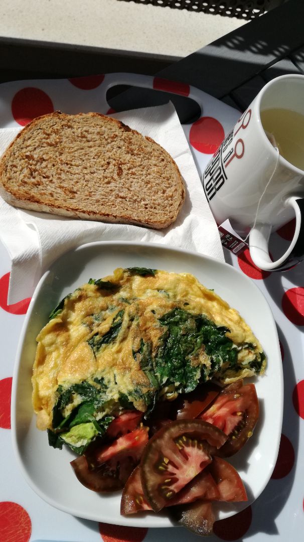 Tortilla de espinacas y tomates. Tortilla de espinacas y tomates.