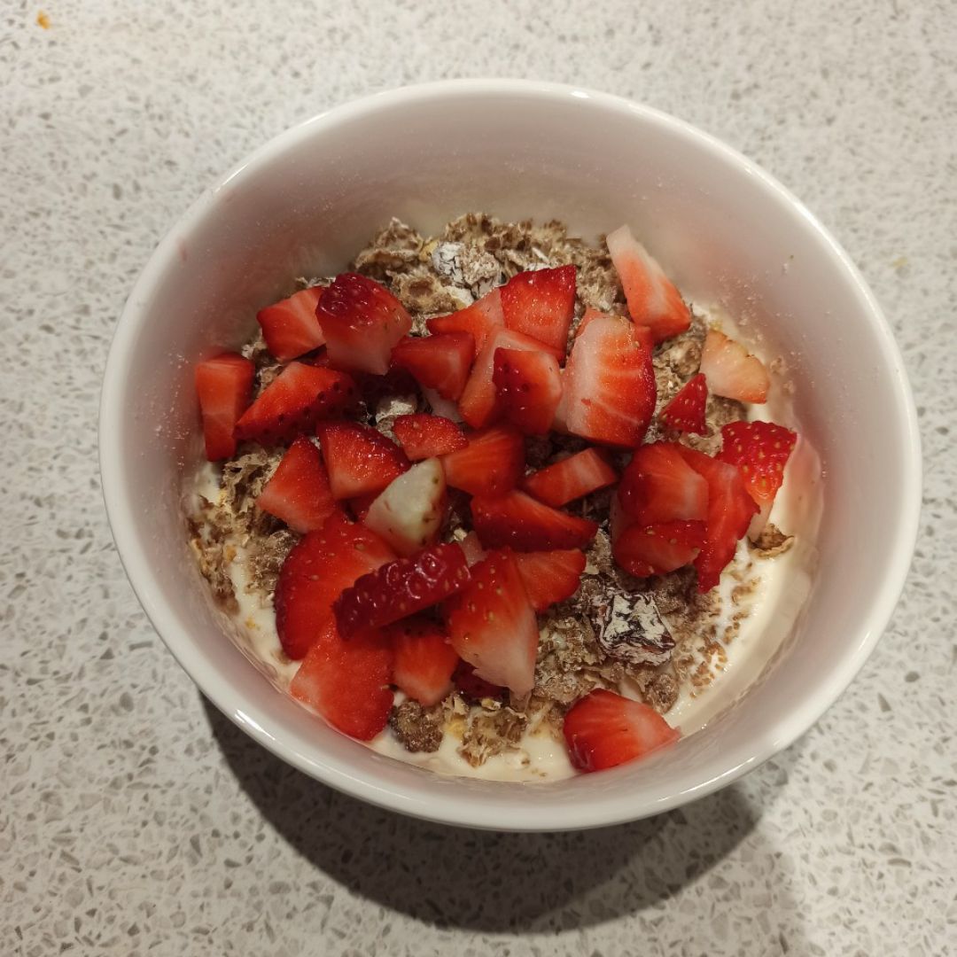 Yogur con frutas y cereales Yogur con frutas y cereales