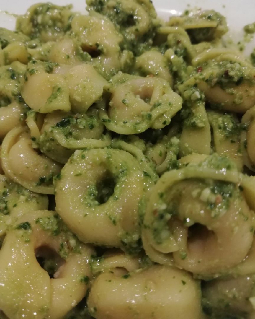 Tortellini con pesto de espinacas 