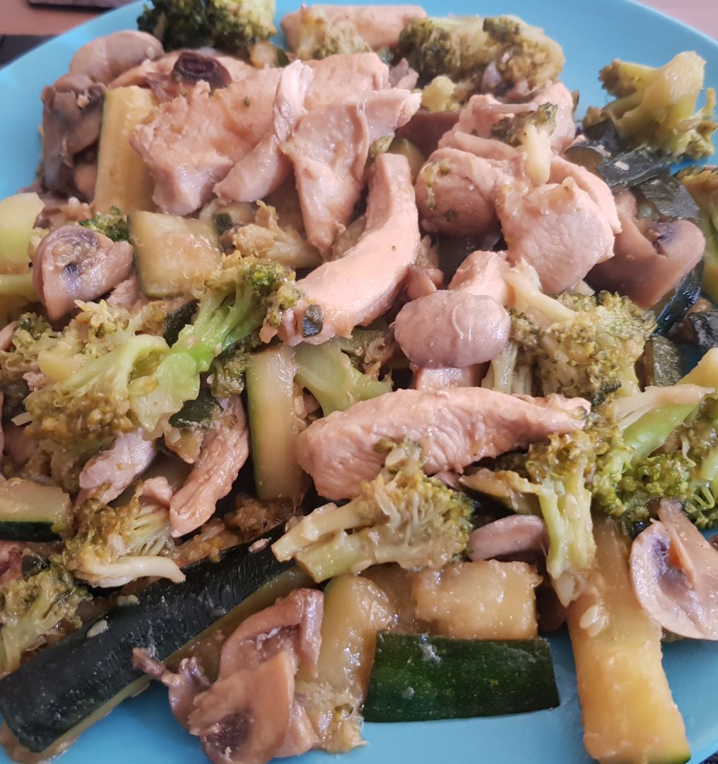 Salteado de pollo con verduras Salteado de pollo con verduras