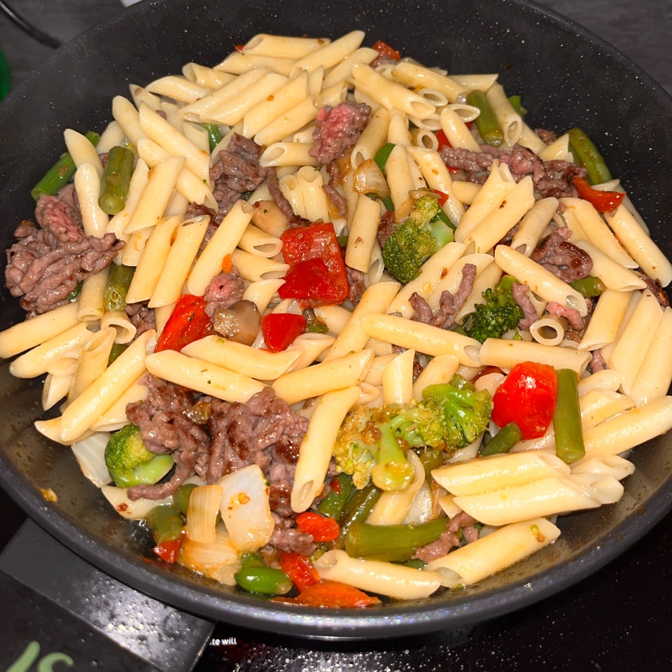 Macarrones con salteado de verduras y carne picada de vacuno