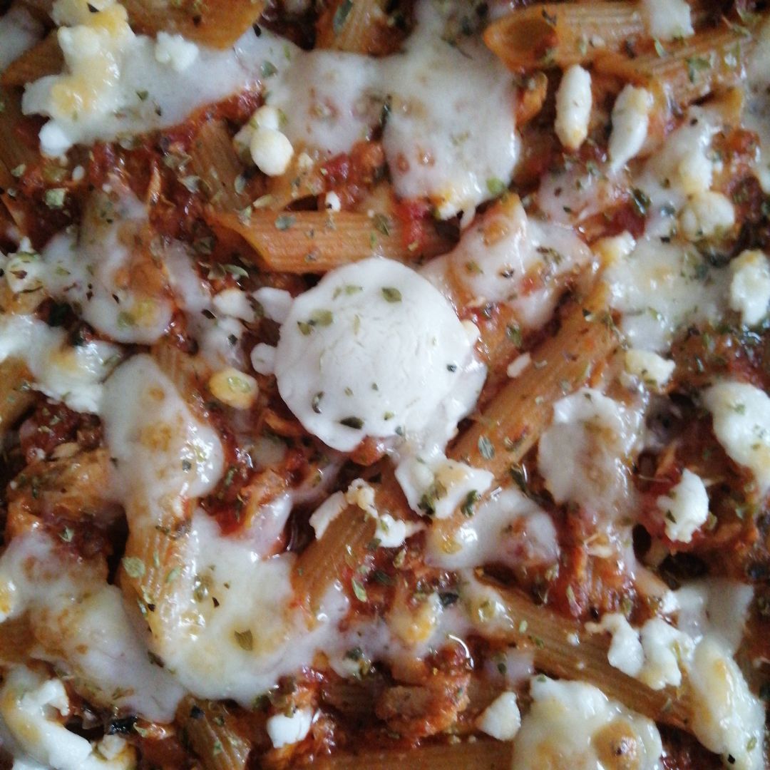 Pasta gratinada con atún, tomate y queso de cabra. Pasta gratinada con atún, tomate y queso de cabra.