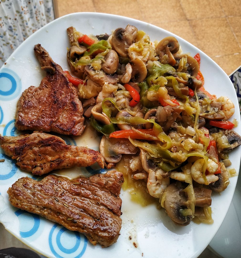 Salteado de espaguetis de calabacín y solomillo de cerdo Salteado de espaguetis de calabacín y solomillo de cerdo