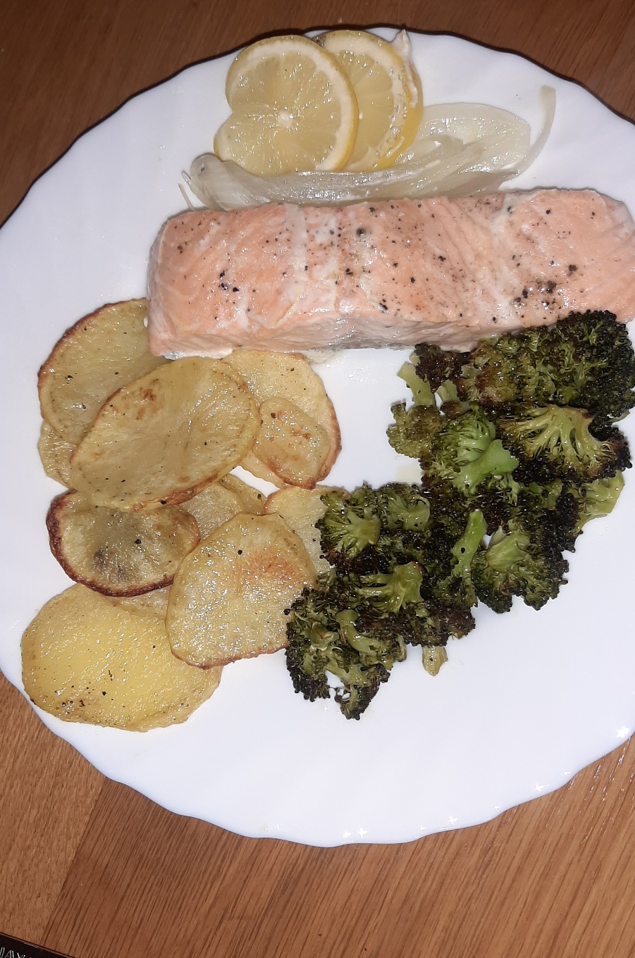 Salmón con patatas y brócoli al horno Salmón con patatas y brócoli al horno