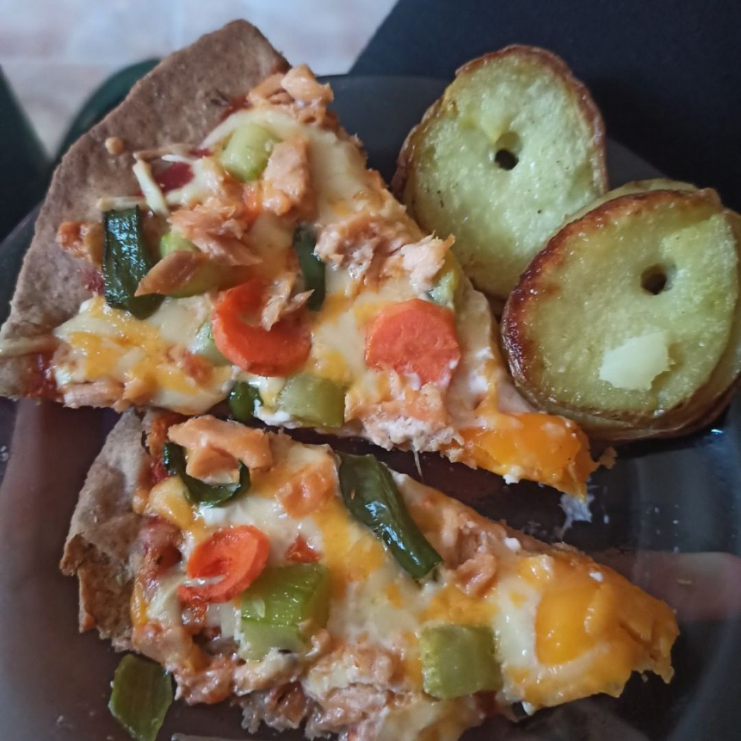 Pizza de verduras, salmón y huevo Pizza de verduras, salmón y huevo