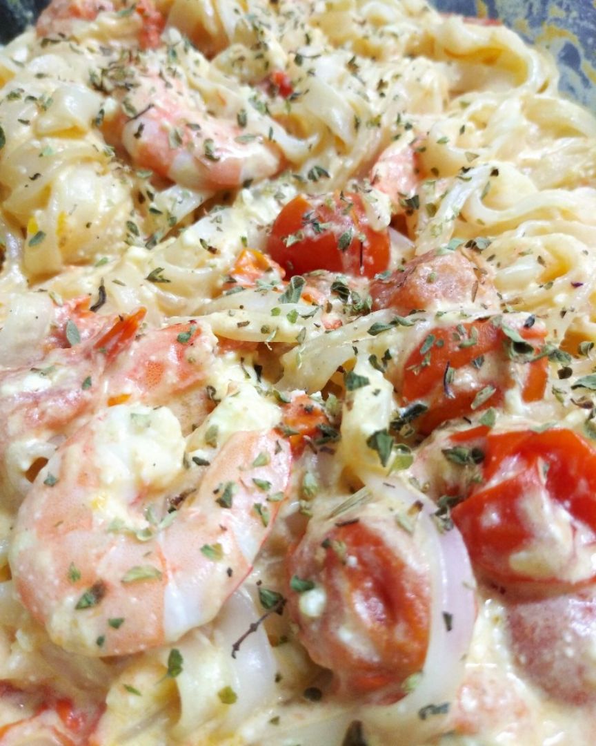 Noodles de arroz con cherrys y langostinos