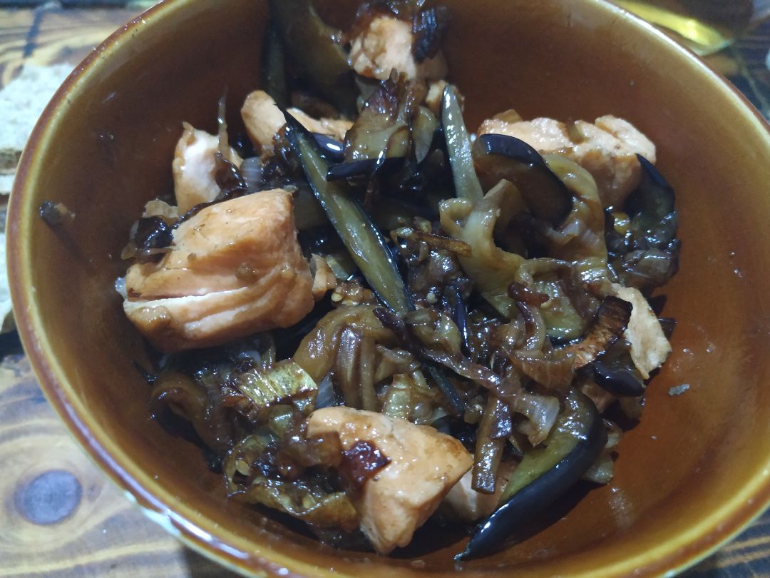 Salteado de berenjenas y salmón a la japonesa Salteado de berenjenas y salmón a la japonesa