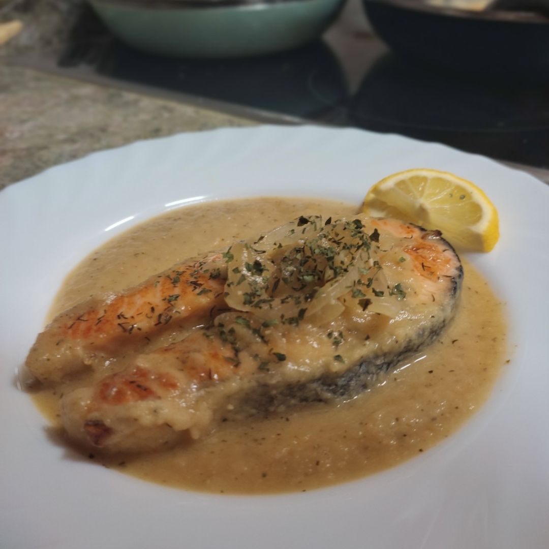 Salmón en salsa de cebolla