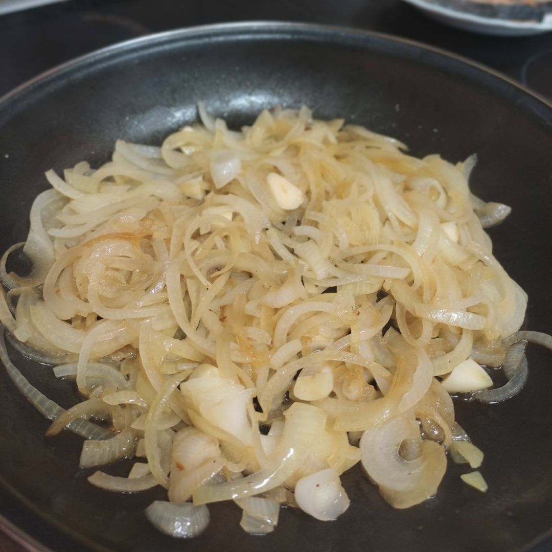 Salmón en salsa de cebolla Paso 1
