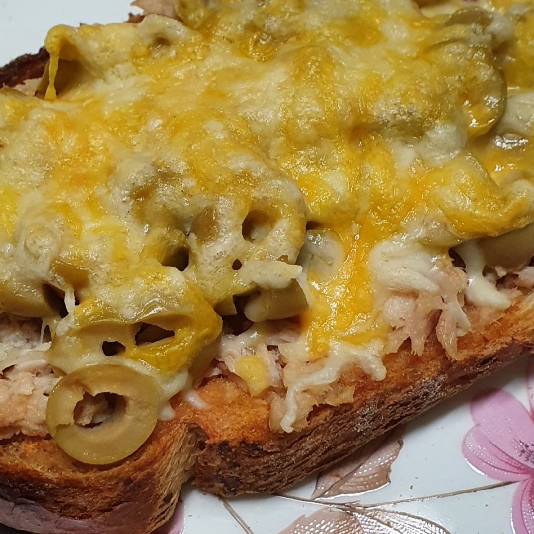 Torrada de espelta integral con atún, aceitunas y queso gratinado Torrada de espelta integral con atún, aceitunas y queso gratinado