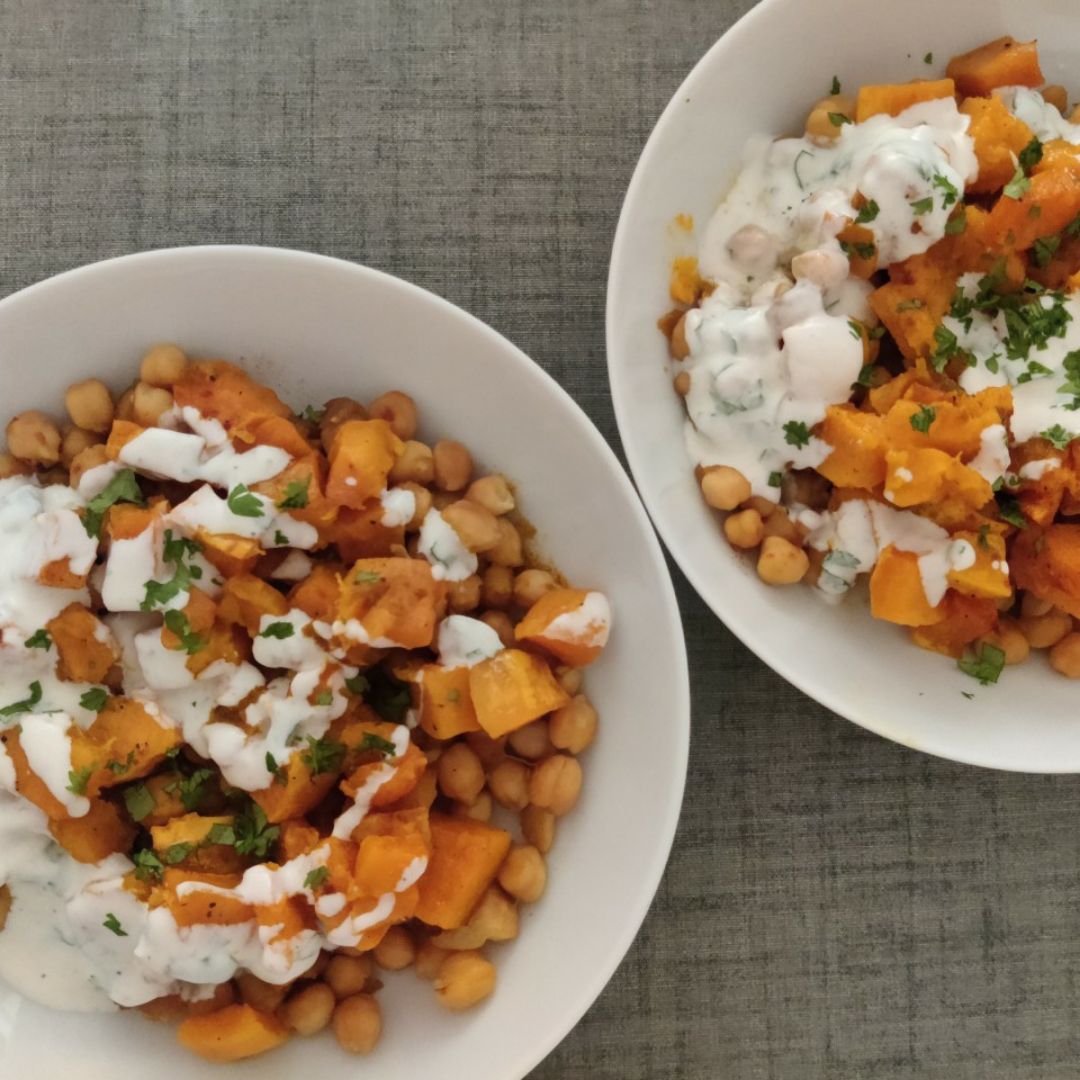 Calabaza al horno con garbanzos y crema agria Calabaza al horno con garbanzos y crema agria