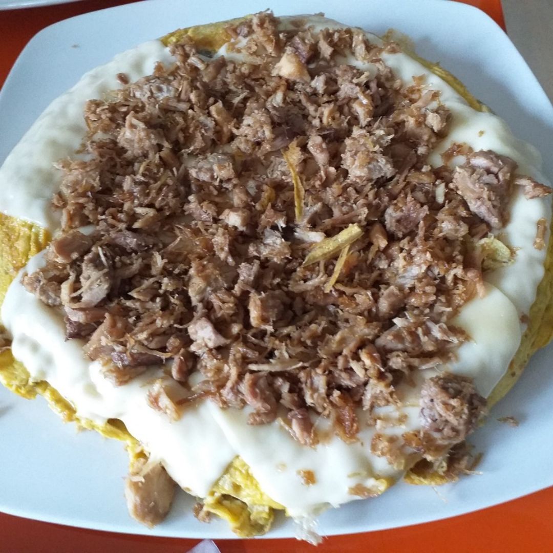 Tortilla con chicharrones y queso Tortilla con chicharrones y queso