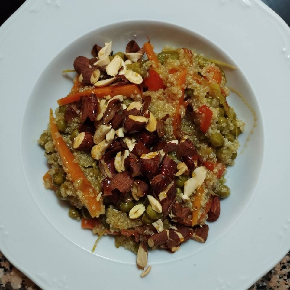 Salteado de verduras con quinoa, almendras y miel. Salteado de verduras con quinoa, almendras y miel.
