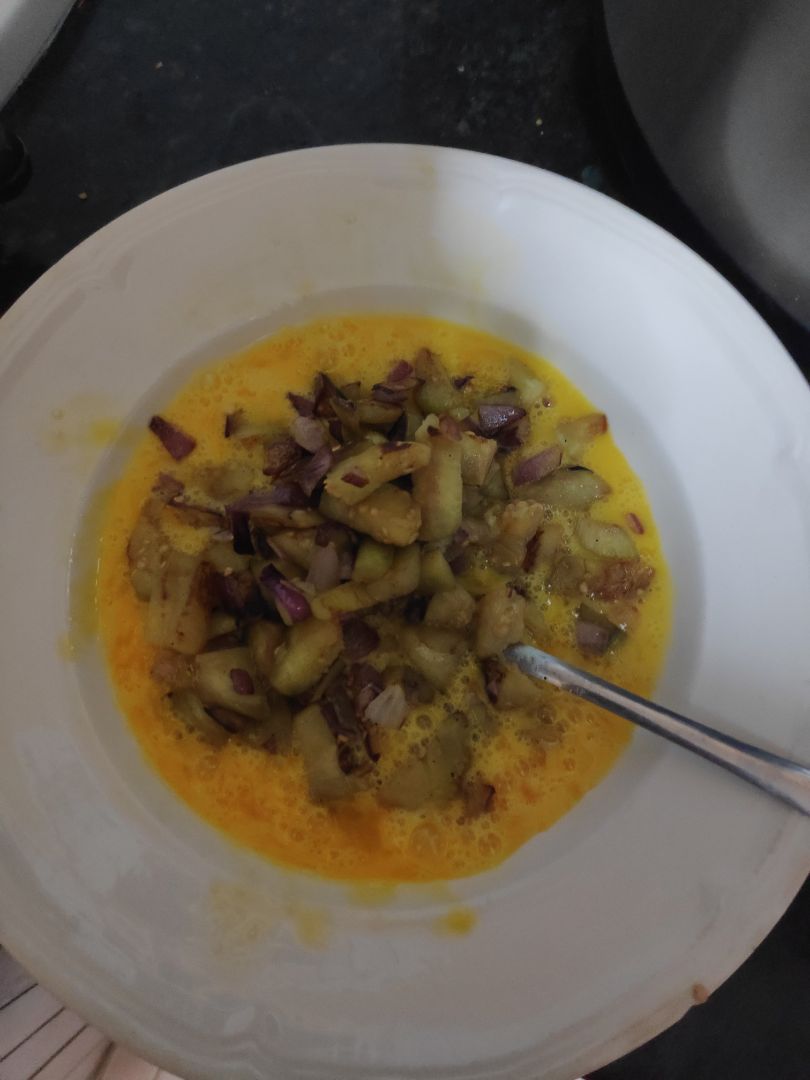 Tortilla de berenjena y cebollita morada 🍆 Paso 2 Tortilla de berenjena y cebollita morada 🍆 Paso 2