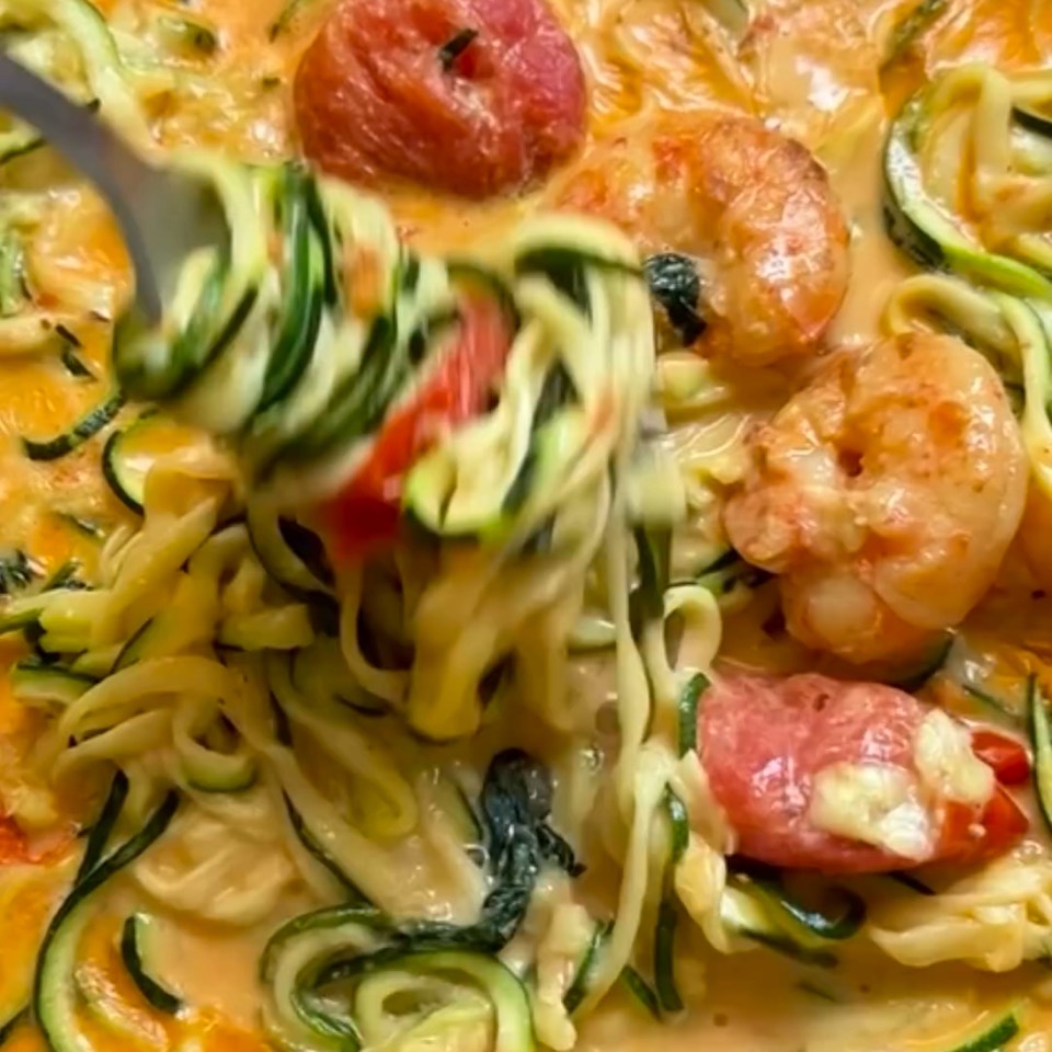 Espaguetis de calabacín con tomates cherrys y langostinos 