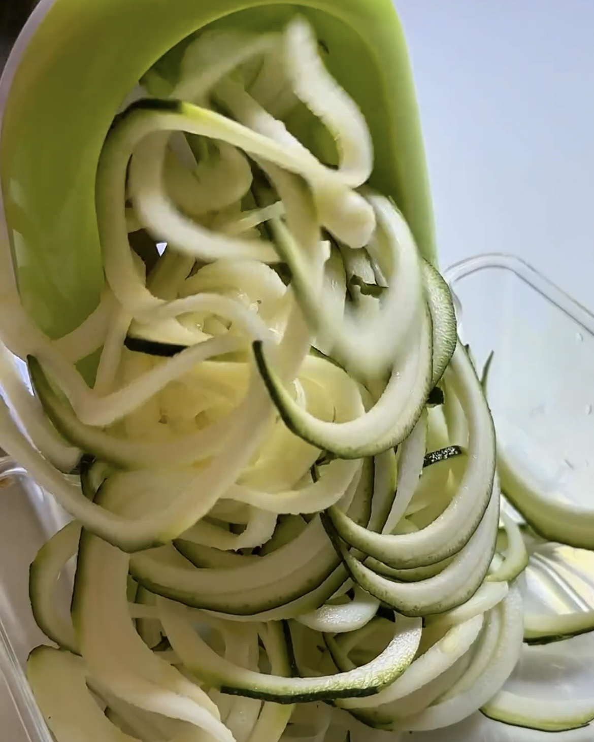 Espaguetis de calabacín con tomates cherrys y langostinos  Paso 0