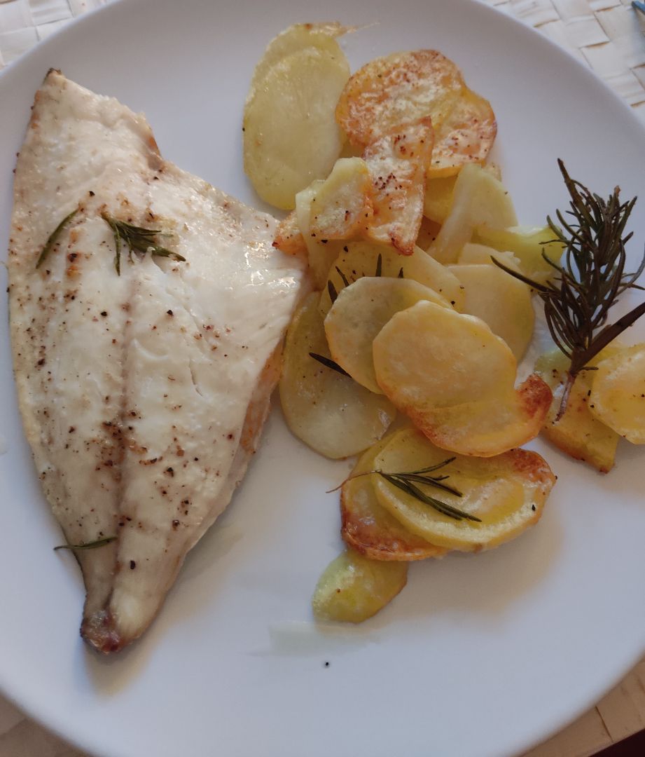 Dorada con patatas panaderas y romero Dorada con patatas panaderas y romero