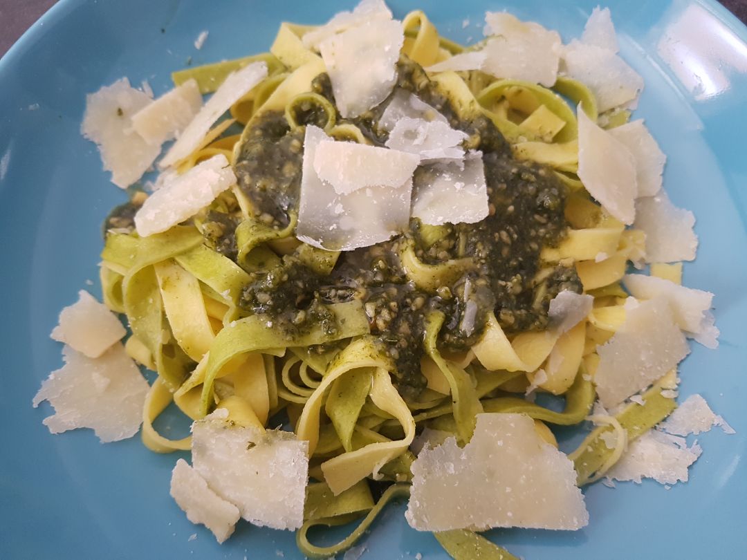Tallarines con pesto y parmesano Tallarines con pesto y parmesano
